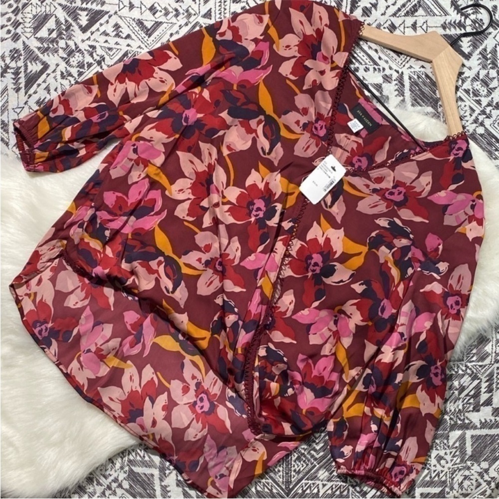 Ava & Aiden v neck floral blouse. Small. NWT